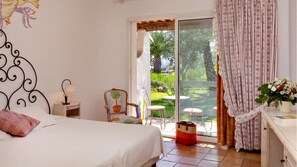 Superior Triple Room | In-room safe, individually decorated, individually furnished - Hôtel La Tramontane (Saintes-Maries-de-la-Mer)