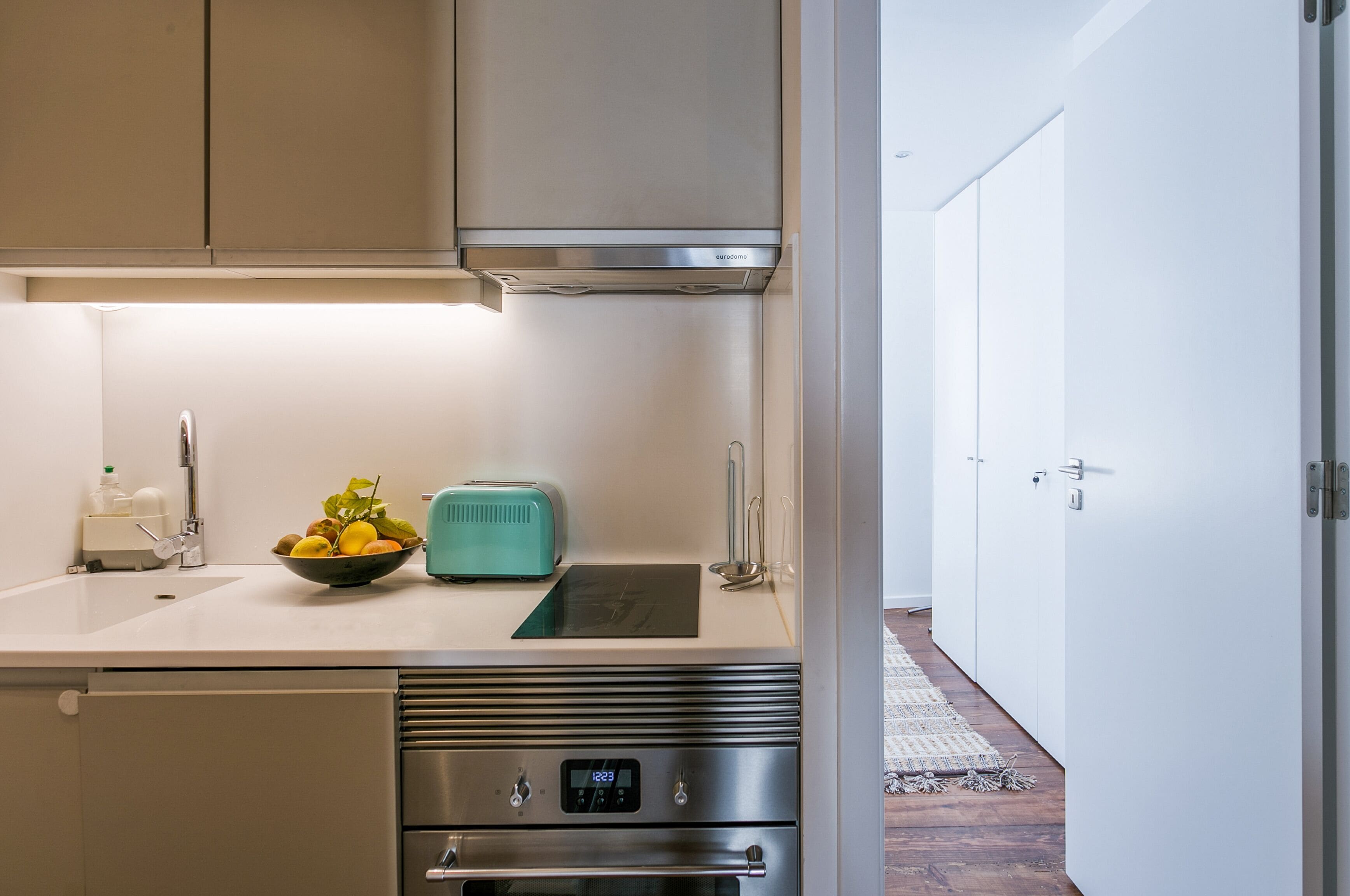 雪櫃、微波爐、焗爐、爐具