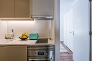 Kühlschrank, Mikrowelle, Geschirrspüler, Toaster