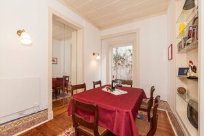 Dining - 2 bedroom next to Avenida da Liberdade (Lisboa)