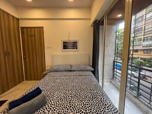 2 bedrooms, desk, iron/ironing board, WiFi - Compact 2 Bedroom and 2 Bathroom with Balconies in Bandra West (Mumbai)