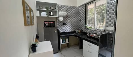 Køleskab, mikrobølgeovn, ovn, kogeplade