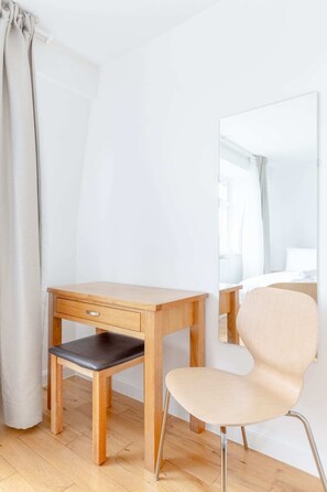 Basic House | Dining - Spacious 4BD Home, Near Excel London! (London)