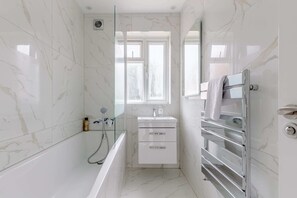 Basic House | Bathroom | Towels, soap, shampoo, toilet paper - Spacious 4BD Home, Near Excel London! (London)
