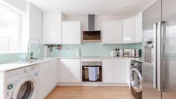 Basic House | Private kitchen | Fridge, microwave, oven, stovetop