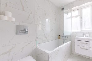 Basic House | Bathroom | Towels, soap, shampoo, toilet paper - Spacious 4BD Home, Near Excel London! (London)