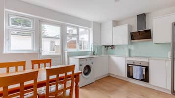 Basic House | Private kitchen | Fridge, microwave, oven, stovetop