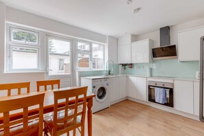 Basic House | Private kitchen - Spacious 4BD Home, Near Excel London! (London)