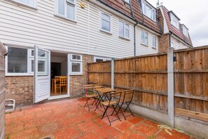 Basic House | Property grounds - Spacious 4BD Home, Near Excel London! (London)