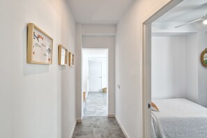 4 habitaciones, tabla de planchar con plancha, wifi y ropa de cama 