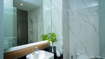 Habitación doble, 1 cama matrimonial, vista a la ciudad | Baño | Regadera, regadera tipo lluvia, secadora de cabello, bidet