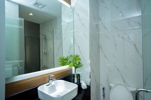 Double Room, 1 Double Bed, City View | Bathroom | Shower, rainfall showerhead, hair dryer, bidet