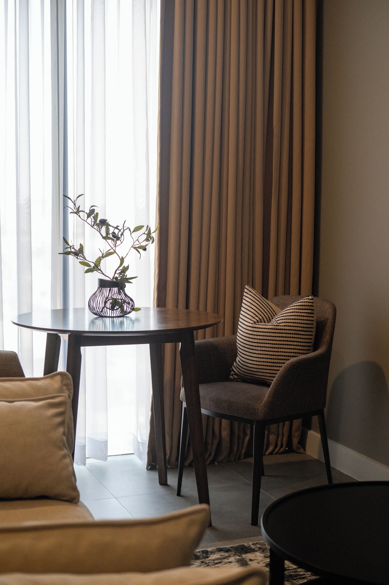 Suite | Woonruimte | Een 43-inch smart-tv met kabelzenders