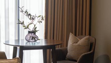 Suite | Woonruimte | Een 43-inch smart-tv met kabelzenders