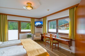 In-room safe, individually decorated, individually furnished, desk - Hotel-Garni Jakober (Tux)