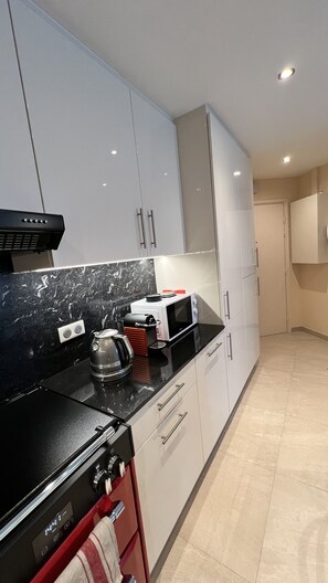 Mikrobølgeovn, ovn, kokeplater og oppvaskmaskin