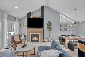 Smart TV, fireplace, video games - Pocono Blue | Paddleboards, Spa, Indoor Jacuzzi, GameRoom, Lake, EV (Clifton Township)