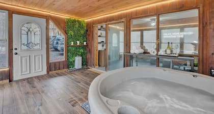 Pocono Blue | Paddleboards, Spa, Indoor Jacuzzi, GameRoom, Lake, EV