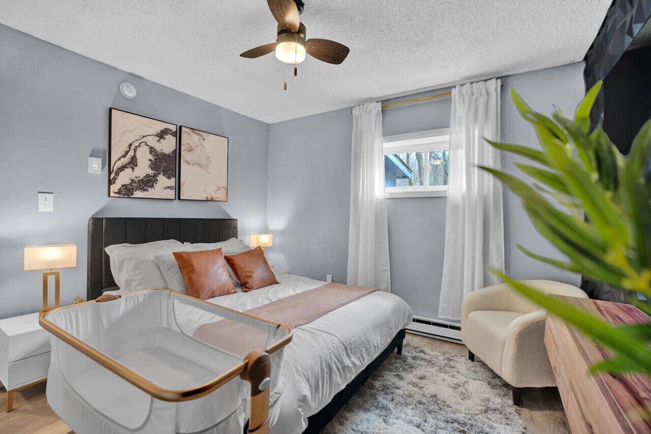 4 多间卧室、办公桌、旅行婴儿床、收费 WiFi