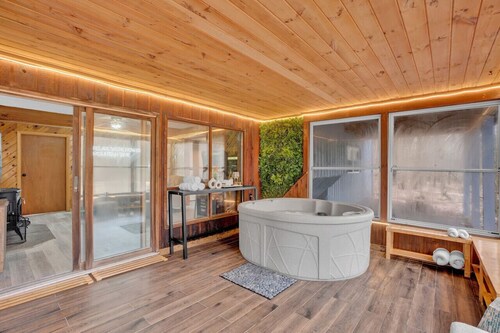 Pocono Blue | Paddleboards, Spa, Indoor Jacuzzi, GameRoom, Lake, EV