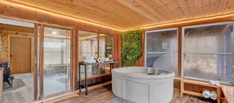 Pocono Blue | Paddleboards, Spa, Indoor Jacuzzi, GameRoom, Lake, EV