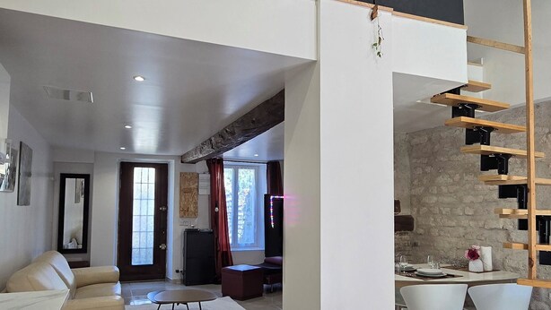 Un intérieur moderne comprenant une cuisine, un coin repas et un espace de vie.