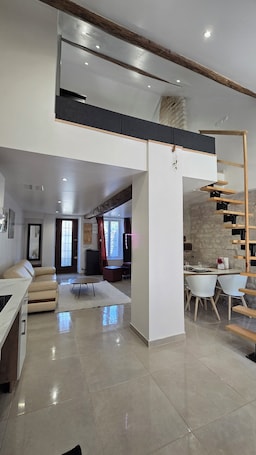 Smart TV, fireplace, books. Maison Loft - Spa-jacuzzi, Piscine, Jardin Privé