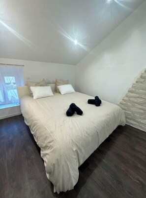 1 soverom, skrivebord, strykejern/-brett og reiseseng for barn