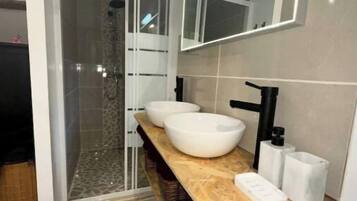 Douche, serviettes fournies, savon, papier de toilette