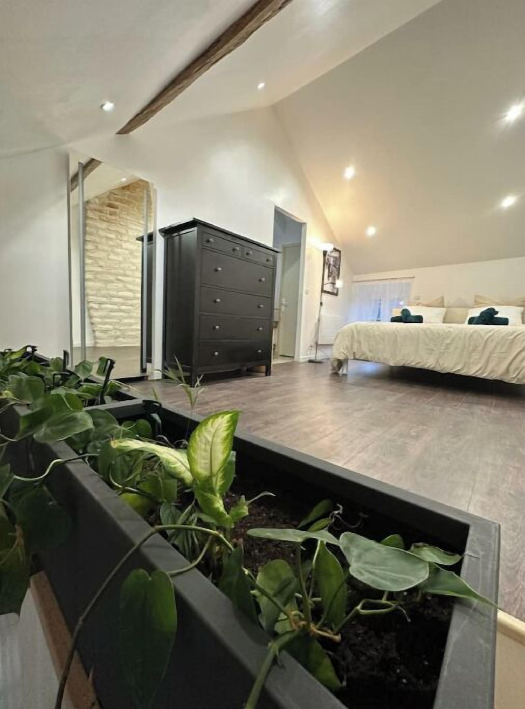 1 habitación, escritorio, tabla de planchar con plancha y cuna de viaje 