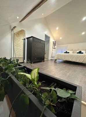 1 bedroom, desk, iron/ironing board, travel cot - Maison Loft - Spa-jacuzzi, Piscine, Jardin Privé (Gélannes)