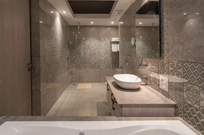 Premium-Ferienhaus, 1 King-Bett und Schlafsofa | Badezimmer | Kostenlose Toilettenartikel