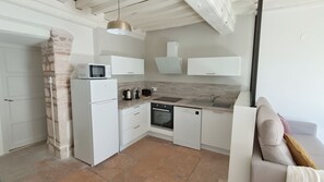 Een koelkast, een microgolfoven, een oven, een kookplaat