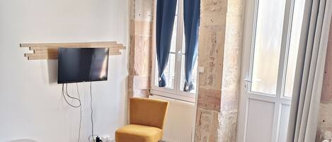 Smart TV, books, stereo