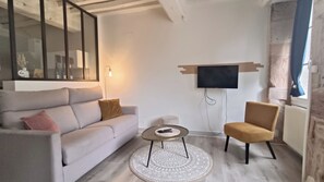 Smart TV, livros, aparelho de som