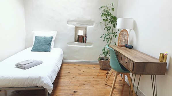 2 slaapkamers, een bureau, een strijkplank/strijkijzer, reisbedje