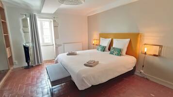 2 chambres, bureau, fer et planche à repasser, lit parapluie