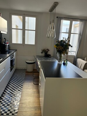 Private kitchen - Appartement Tendance et Design au Cœur de Paris. Quartier et Immeuble Sécurisés (Paris)