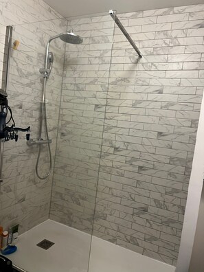 Dusche, Haartrockner, Handtücher, Seife