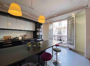 Kylskåp, mikrovågsugn, ugn och spishäll