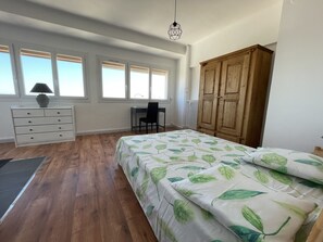 3 habitaciones, tabla de planchar con plancha, wifi y ropa de cama 