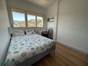 3 slaapkamers, een strijkplank/strijkijzer, wifi, beddengoed