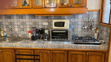 Fridge, oven, stovetop, coffee/tea maker