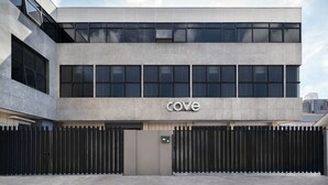 Un edificio moderno con techo plano, ventanas amplias y un letrero que dice "cove".