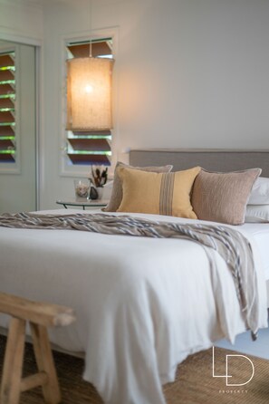 4 bedrooms, iron/ironing board, WiFi, bed sheets
