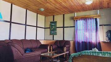 Deluxe Quadruple Room | Lobby sitting area