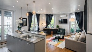 En moderne lejlighed med køkken, opholdsstue og balkon.