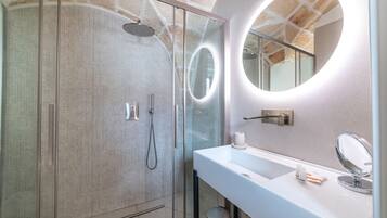 Deluxe-Zimmer | Badezimmer | Dusche, Regendusche, Haartrockner