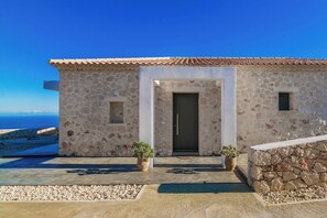 Vila, 2 quartos, varanda, vista para o jardim | Fachada
