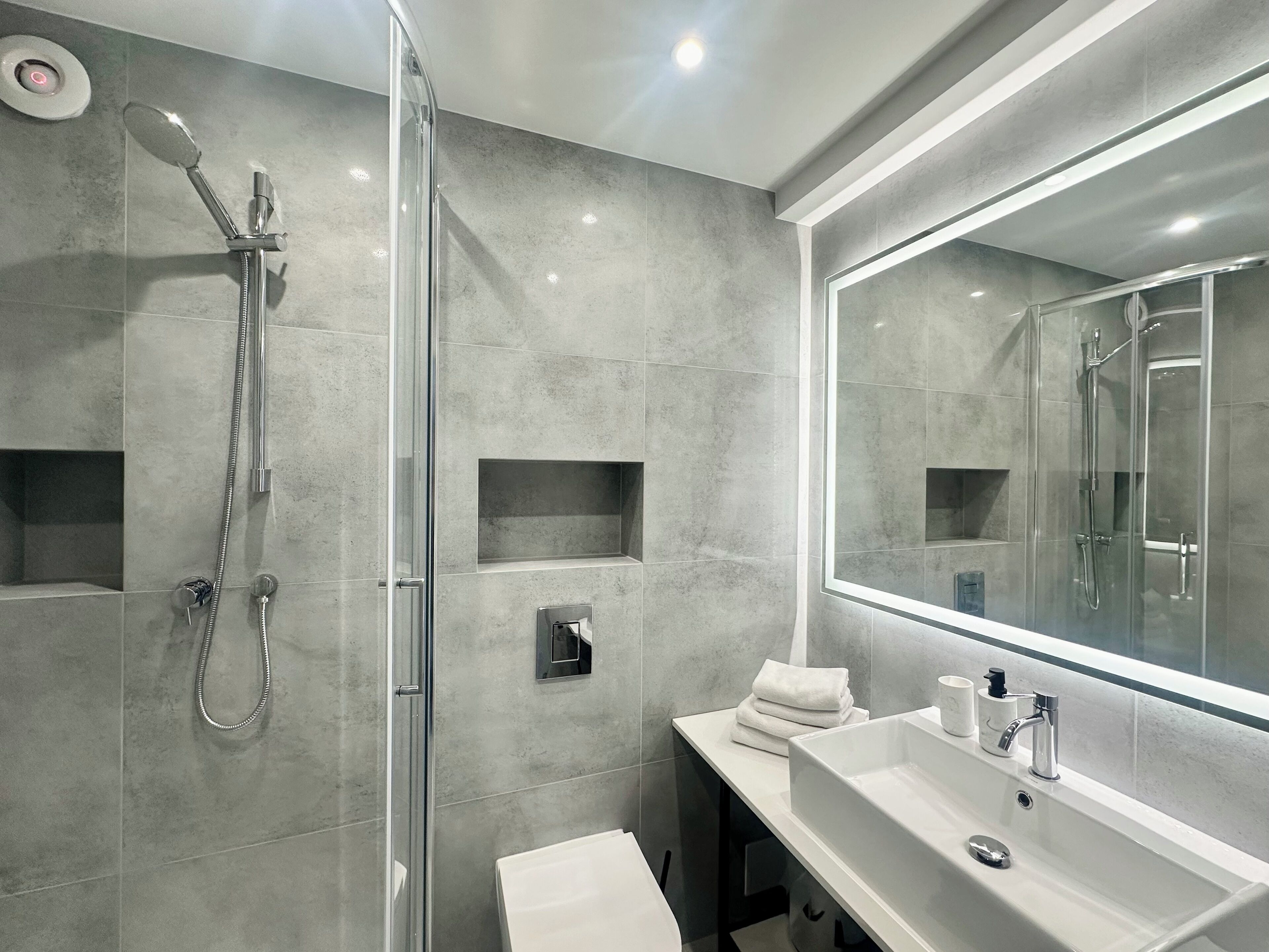 クラシック スタジオスイート | バスルーム | バスアメニティ (無料)、ヘアドライヤー、タオル、トイレットペーパー